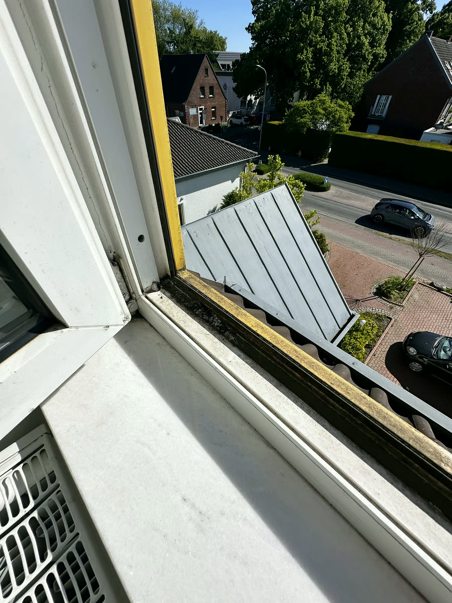 Vorher: Fensterrahmen und Fensterbank vor und nach der Reinigung
